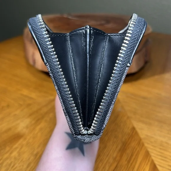 COACH SIGNATURE OUTLINE WITH STRIPE ACCORDION ZIP WALLET - Picture 15 of 16